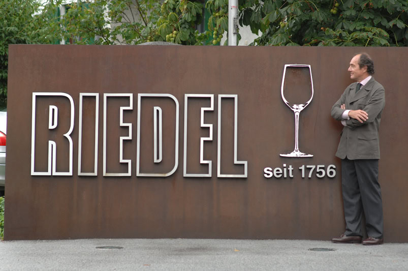 Utenfor Riedel vinglassprodusent.