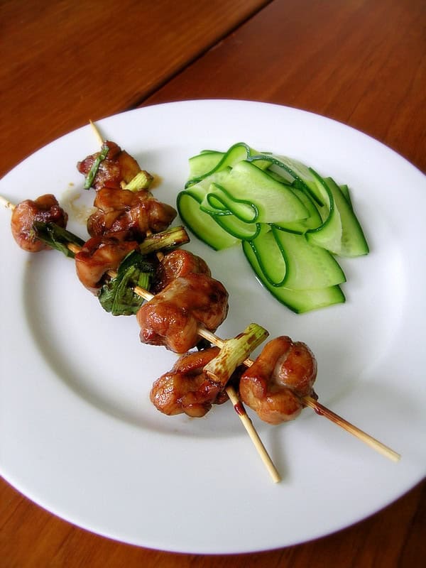 yakitori og agruksalat